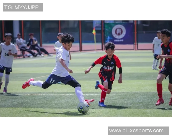 中国足球球星精彩瞬间踢飞球场面引发热议粉丝热情纷纷点赞 中国足球球星精彩瞬间踢飞球场面引发热议粉丝热情纷纷点赞