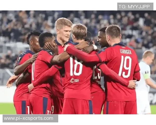 《足球场上的巅峰对决：球星单挑1v1挑战赛，谁能笑到最后》